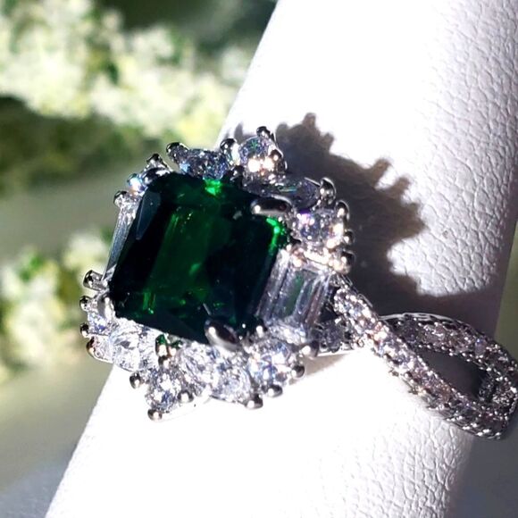 Deep Green 1.5 Ct Halo Emerald & White Baguette Diamond Cocktail Ring 925 Silver - Picture 2 of 6